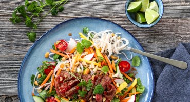 Image: NUDELSALAT MED BIFF OG SPICY CHILISAUS