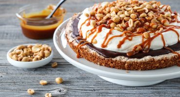 Image: SNICKERSKAKE MED KREM OG SALT KARAMELL