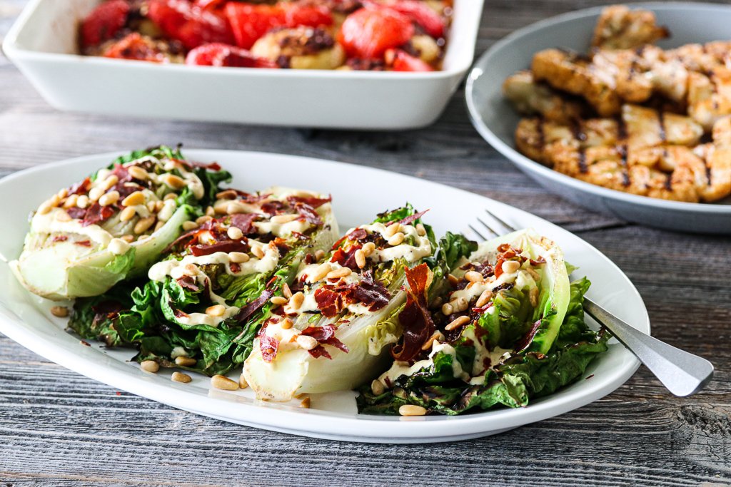 Grillet hjertesalat med parmesandressing, parmachips og pinjekjerner