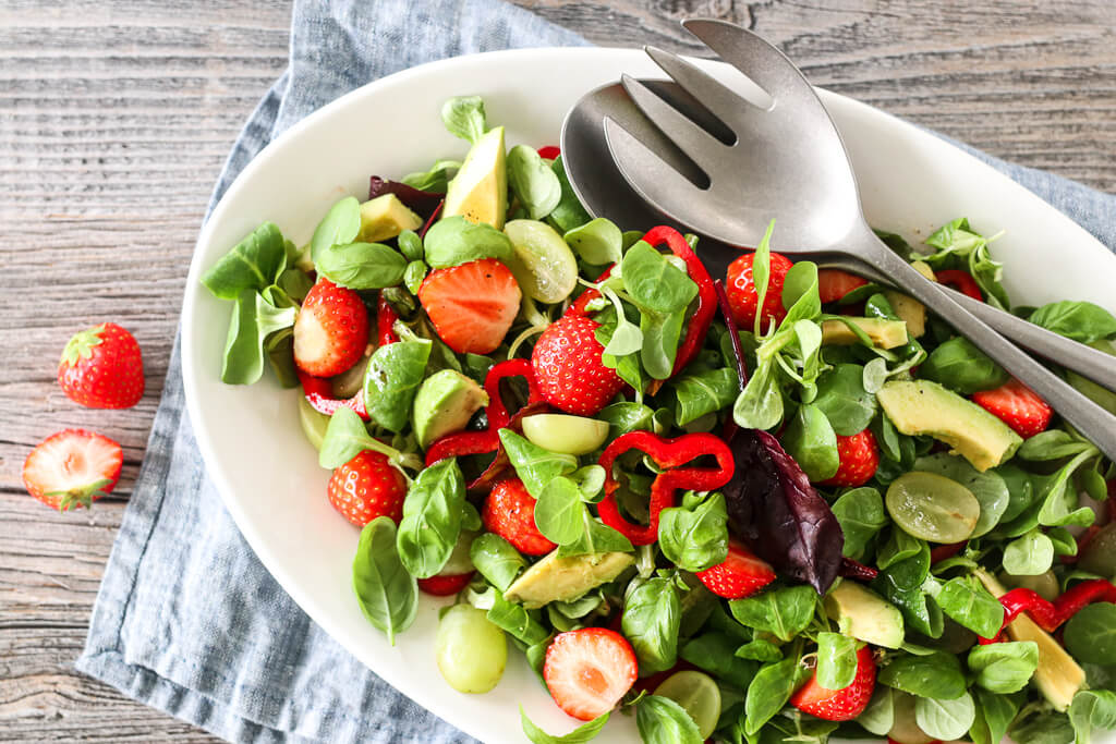 Jordbærsalat med sitrusdressing - sommersalater