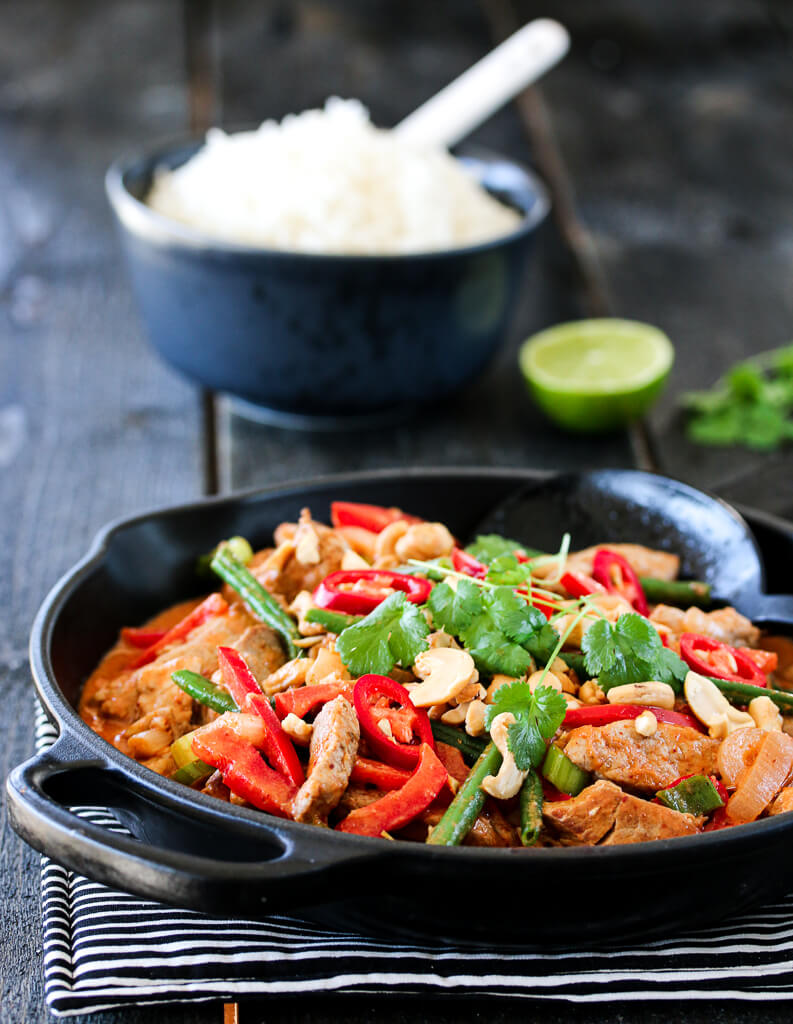 RØD CURRY MED SVINEKJØTT, PAPRIKA OG CASHEWNØTTER