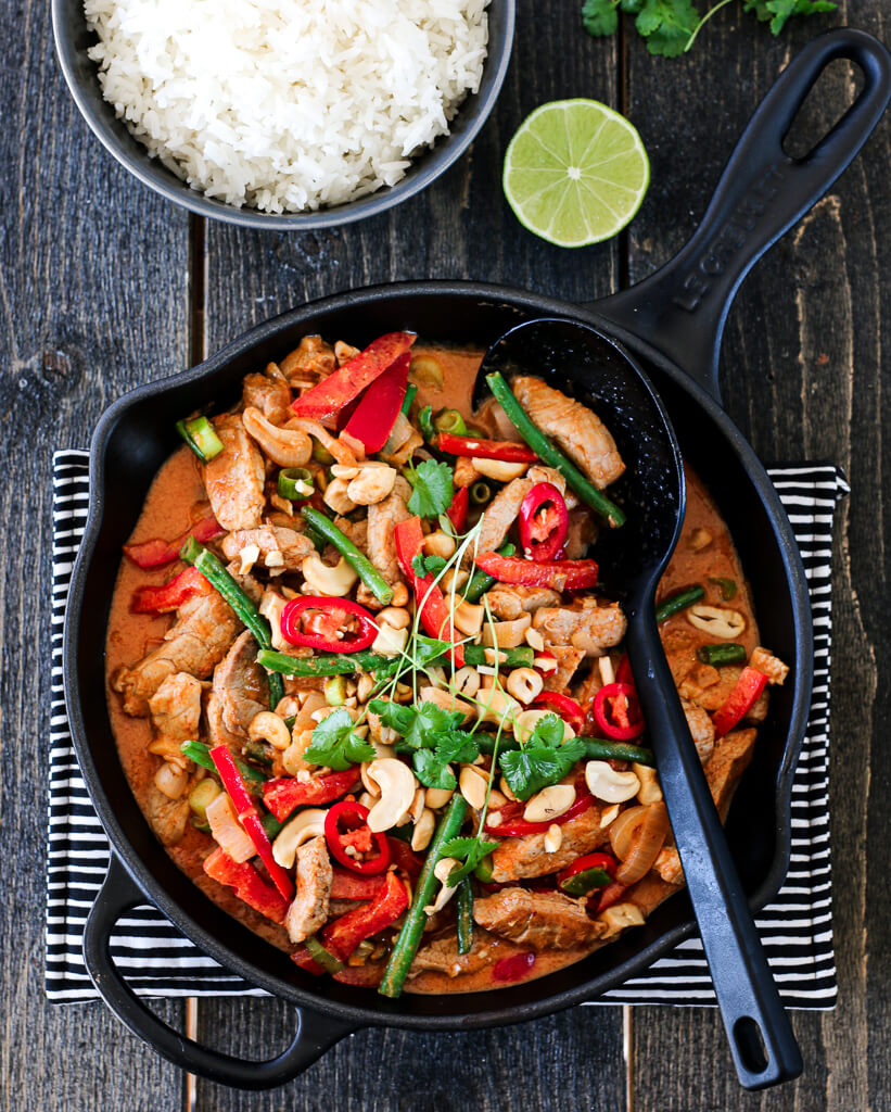 RØD CURRY MED SVINEKJØTT, PAPRIKA OG CASHEWNØTTER