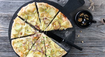 Image: PIZZA MED POTET, RØDLØK & TIMIAN