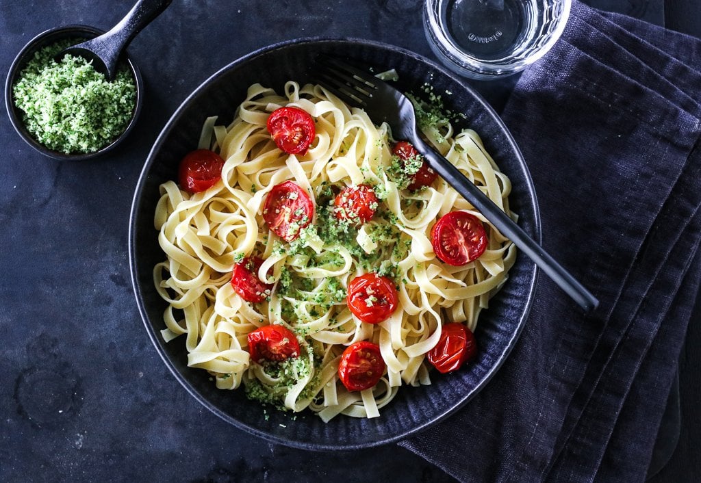 Tagliatelle med tomater og gremolata