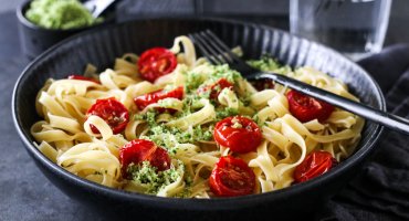 Image: TAGLIATELLE MED OVNSBAKTE TOMATER OG GREMOLATA