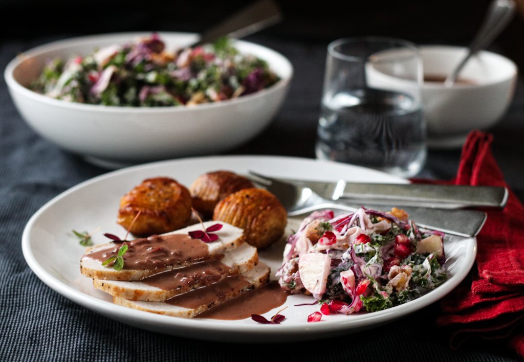 Kalkunbryst med kremet portvinsaus, vintersalat og hasselbackpoteter