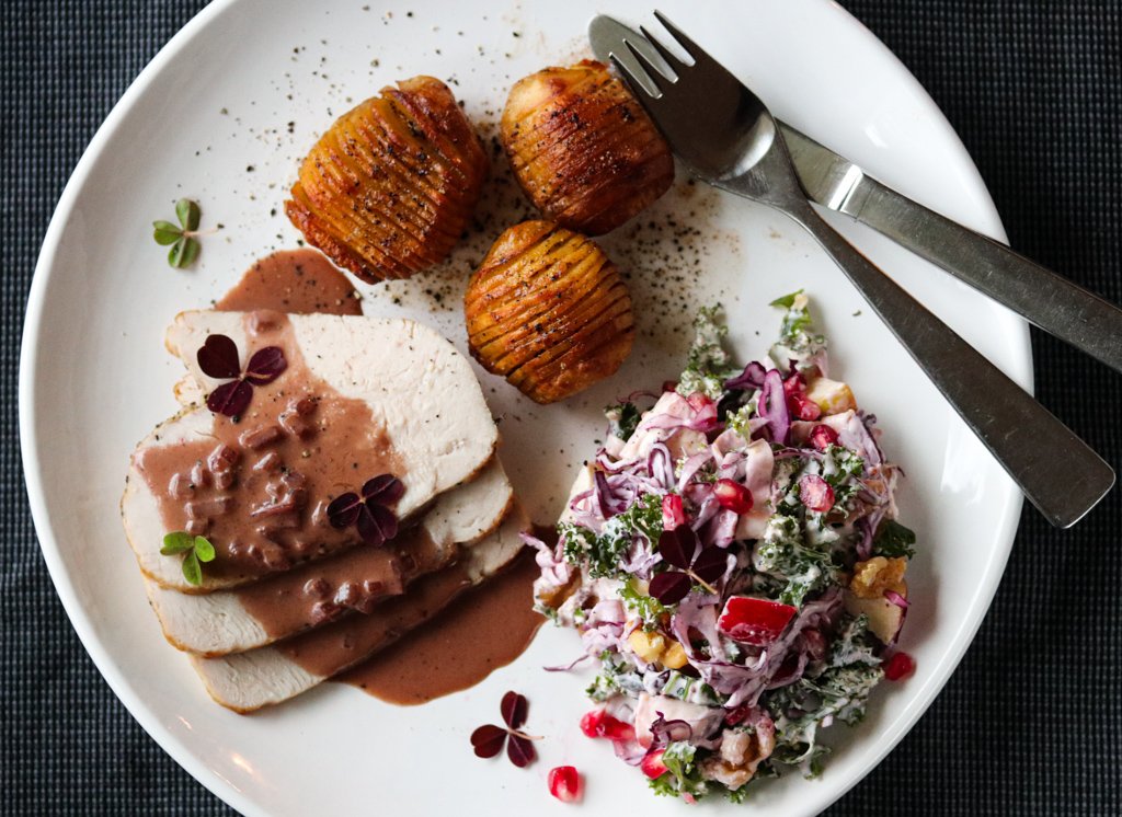 Kalkunbryst med kremet portvinsaus, vintersalat og hasselbackpoteter