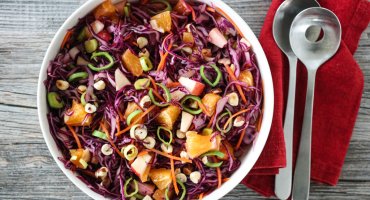 Image: APPELSINSALAT MED RØDKÅL, EPLE, GULROT OG HASSELNØTTER
