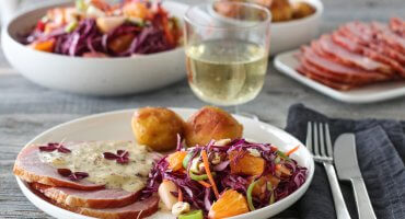 Image: RØKT JULESKINKE MED SENNEPSAUS OG APPELSINSALAT