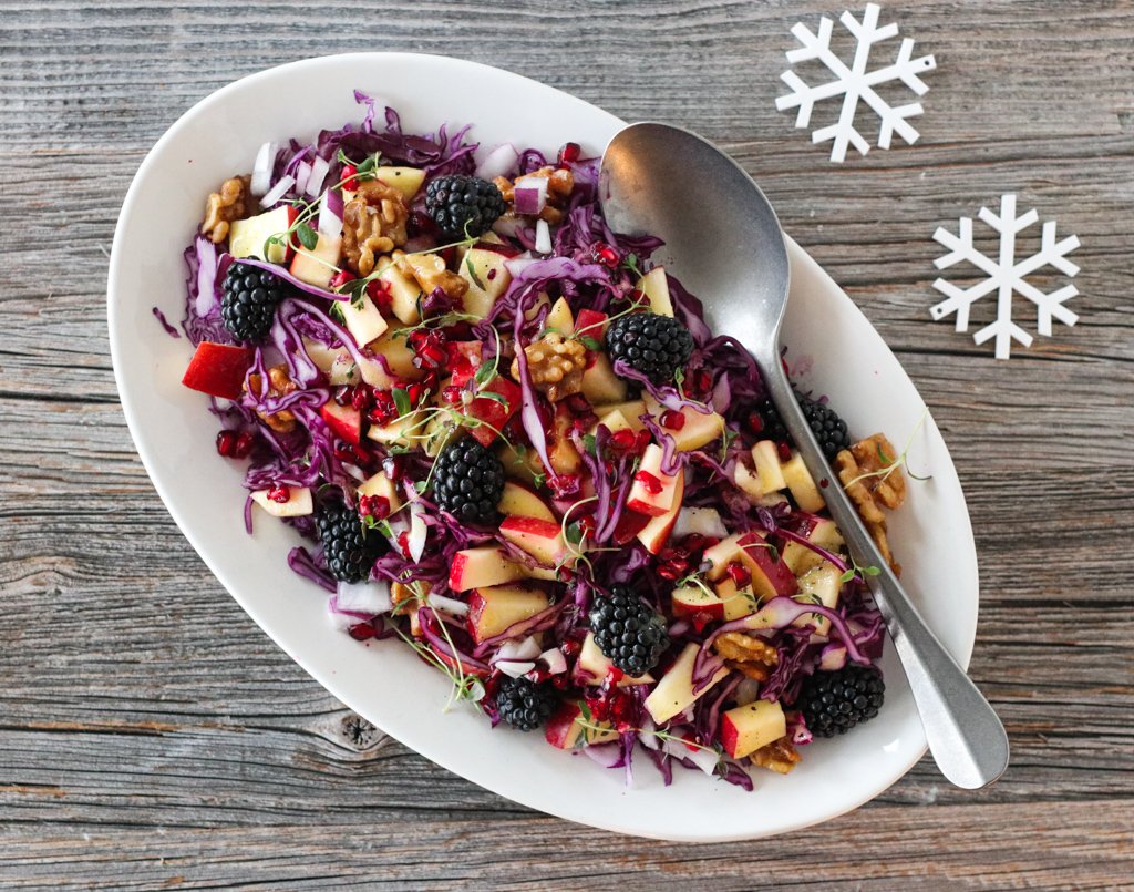 Rødkålsalat med eple og bjørnebær