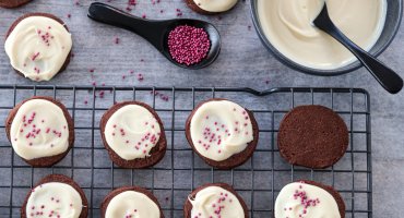 Image: SJOKOLADEKJEKS MED HVIT SJOKOLADETOPPING