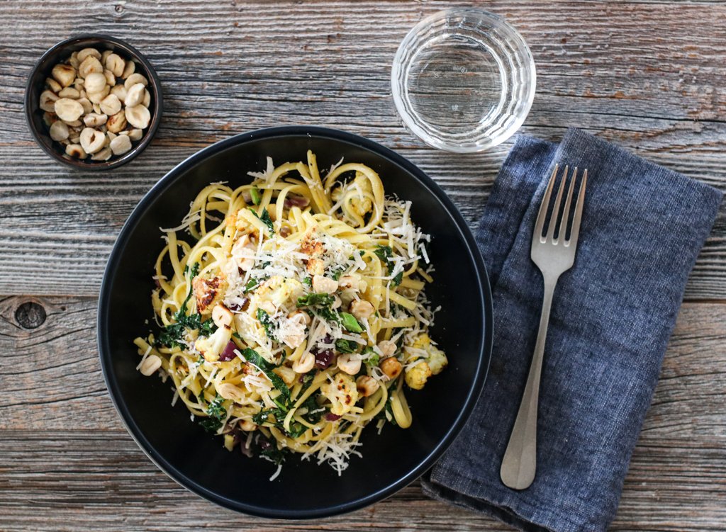 Spagetti med ovnsbakt blomkål, grønnkål og hasselnøtter