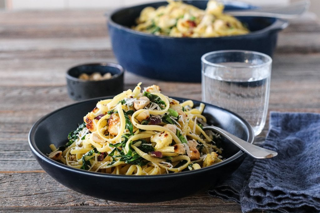 Spagetti med ovnsbakt blomkål, grønnkål og hasselnøtter