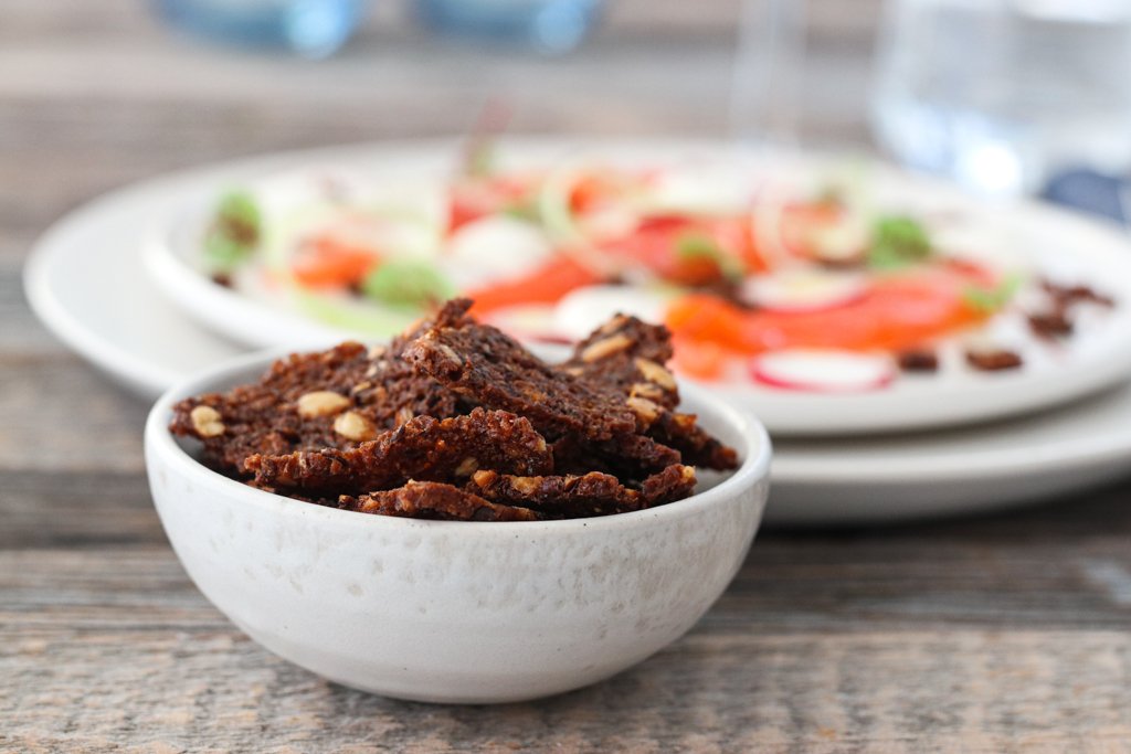 Røkt laks med pepperrotkrem og rugbrødsmuler