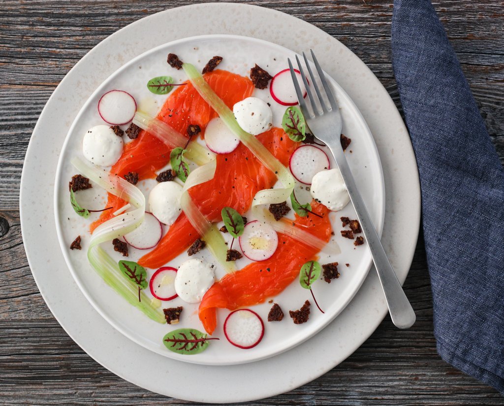 Røkt laks med pepperrotkrem og rugbrødsmuler