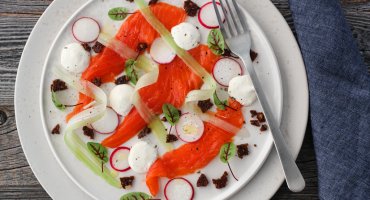 Image: RØKT LAKS MED PEPPERROTKREM OG RUGBRØDSMULER