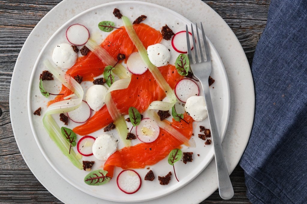 Røkt laks med pepperrotkrem og rugbrødsmuler