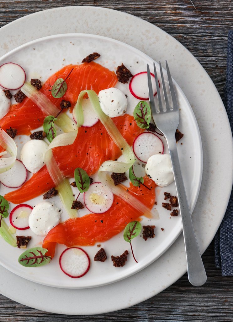 Røkt laks med pepperrotkrem og rugbrødsmuler