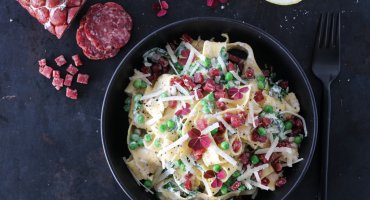Image: PASTA MED SPEKEPØLSE MED SKOGSOPP, ERTER OG RUCCULA