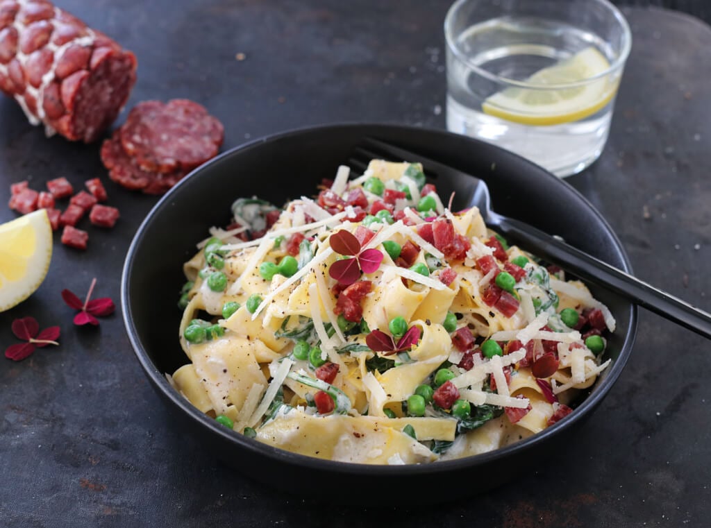 Pasta med spekepølse, erter og ruccula