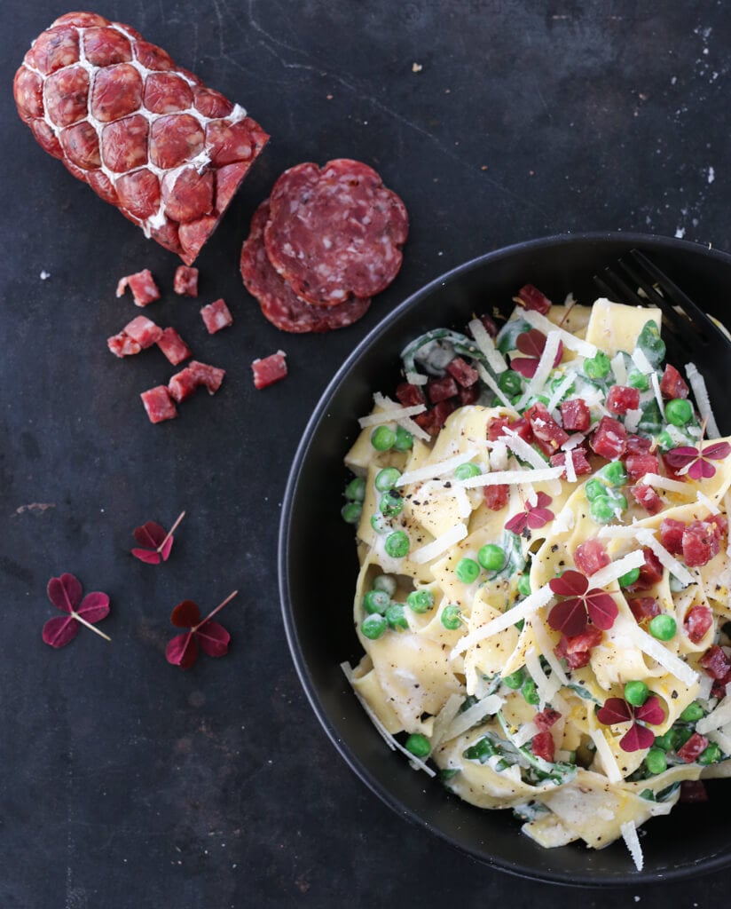 Pasta med spekepølse, erter og ruccula