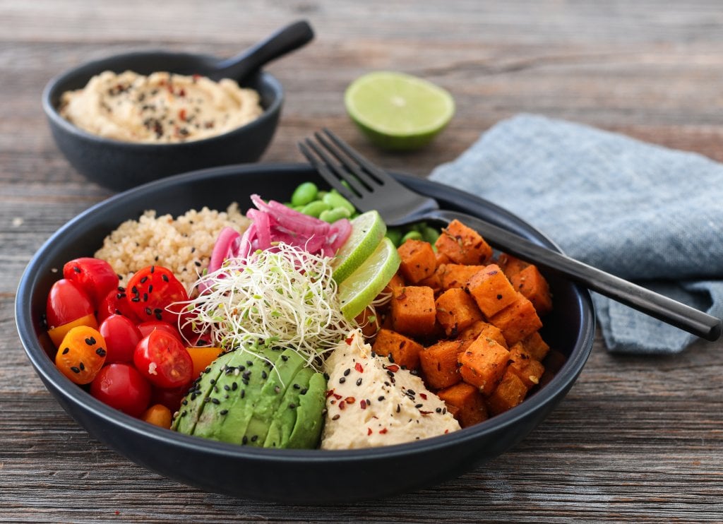 BUDDHA BOWL MED KRYDDERSTEKT SØTPOTET OG HUMMUS