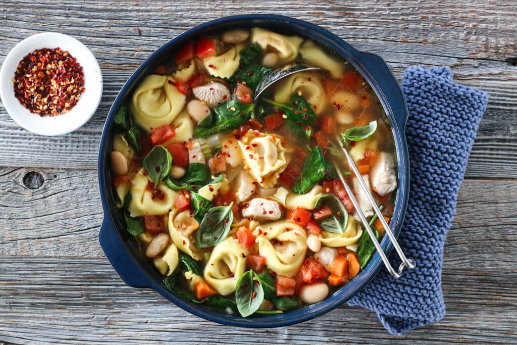 KYLLINGSUPPE MED TORTELLONI OG BØNNER