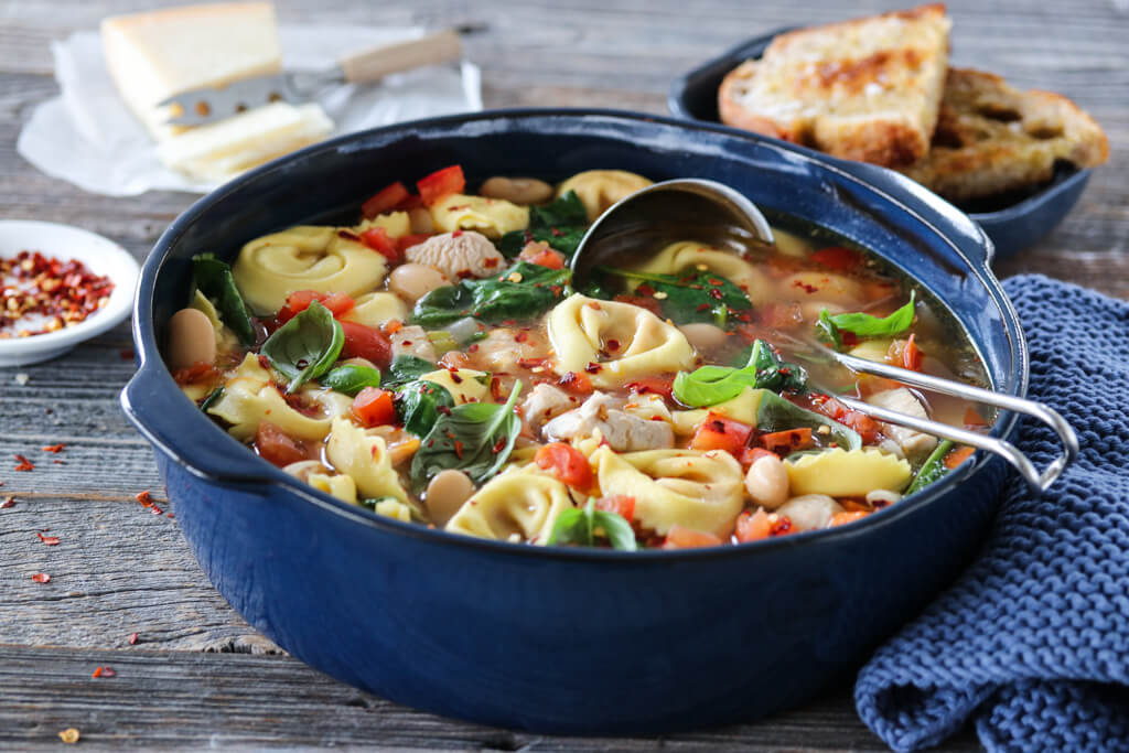 KYLLINGSUPPE MED TORTELLONI OG BØNNER