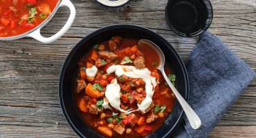 Image: KRYDRET LAMMEGRYTE MED KIKERTER