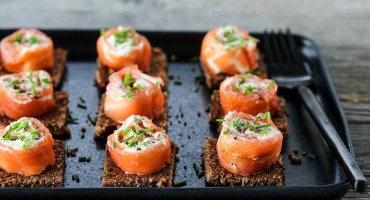 Image: LAKSERULL MED PEPPERROTKREM