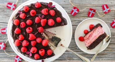 Image: BROWNIE MED BRINGEBÆRMOUSSE