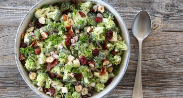 Image: BROKKOLISALAT MED BACON, EPLE OG TRANEBÆR