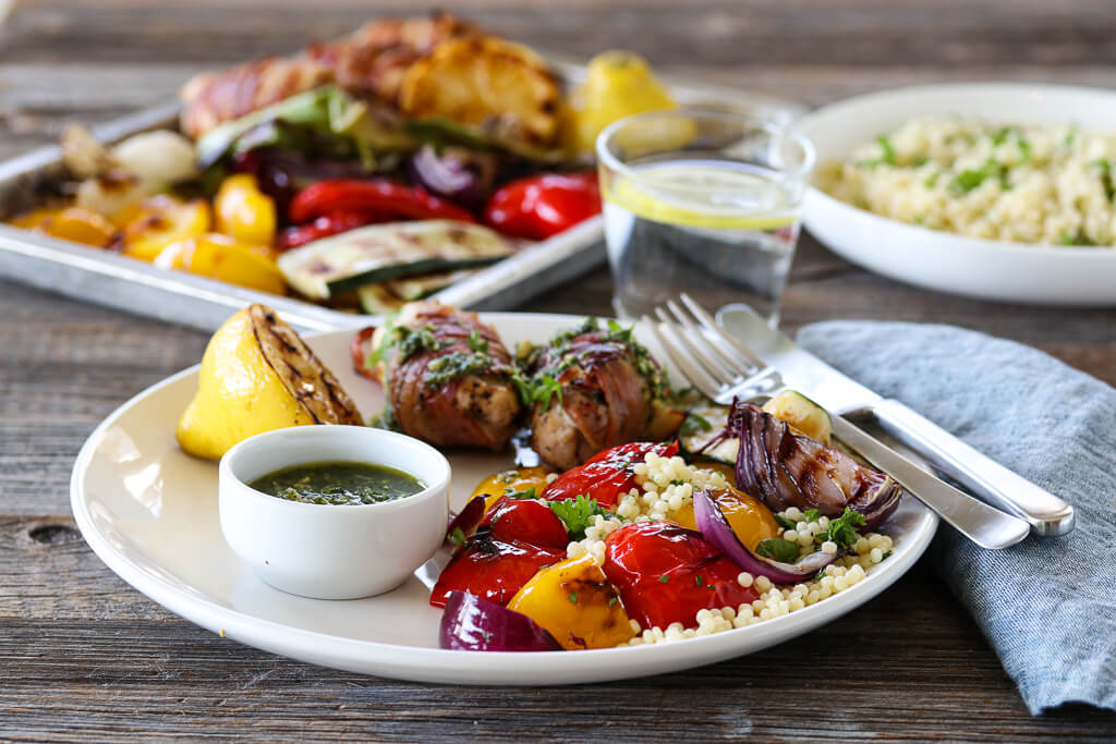 Kyllingruller med grillede grønnsaker og pesto