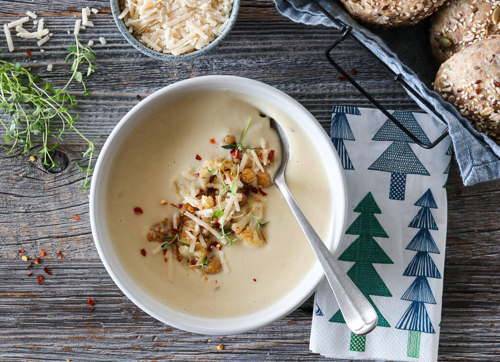 BLOMKÅLSUPPE MED KIKERTER OG PARMESAN