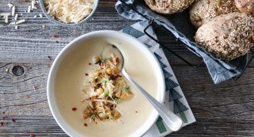 Image: BLOMKÅLSUPPE MED KIKERTER OG PARMESAN