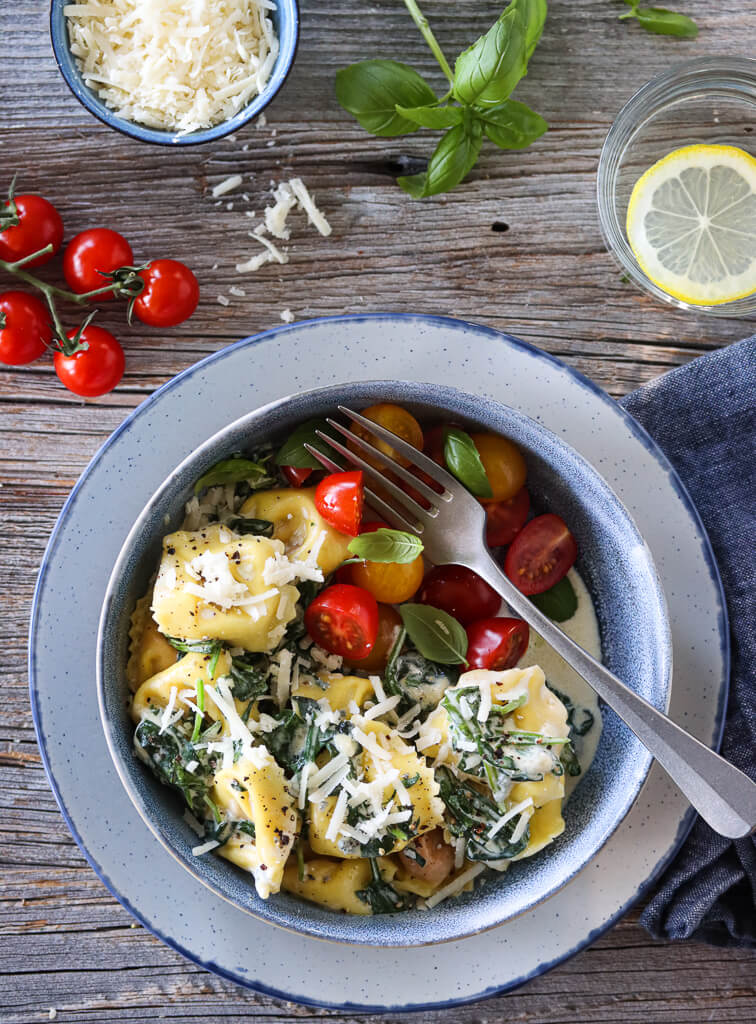 Tortelloni med spinat og ostesaus