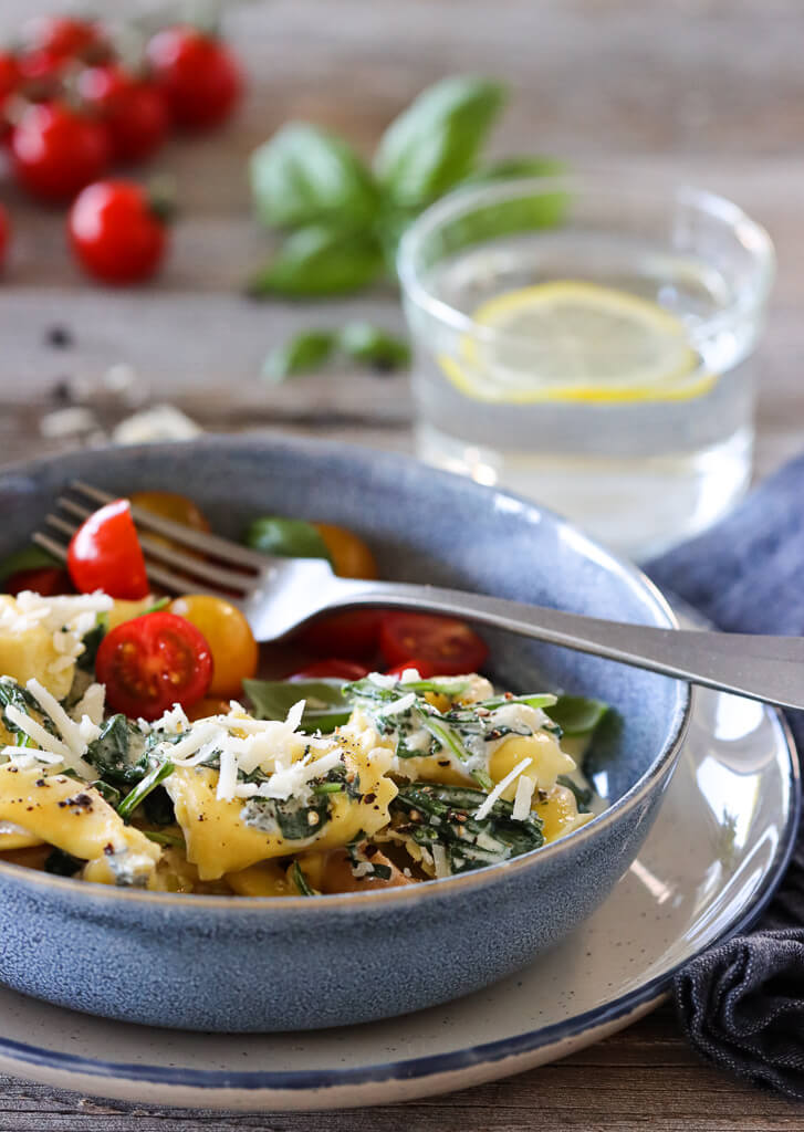 Tortelloni med spinat og ostesaus