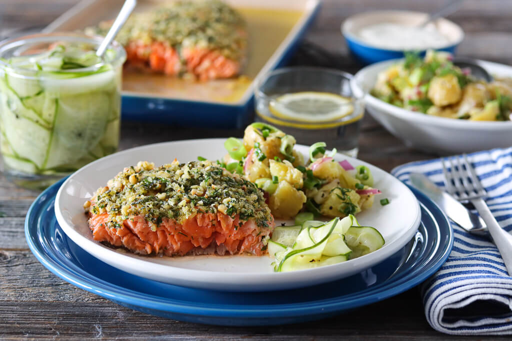 Ørret med urtelokk, agurksalat og dillpoteter