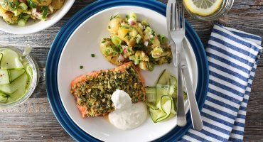 Image: OVNSBAKT ØRRET MED URTELOKK, DILLPOTETER OG AGURKSALAT