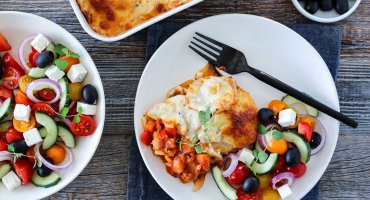 Image: VEGETARISK MOUSSAKA MED GRESK SALAT