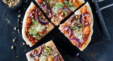 Image: PIZZA MED TOMATSAUS, SQUASH OG MOZZARELLA
