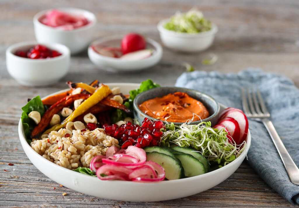 Buddha bowl med honningbakte gulrøtter og paprikadip