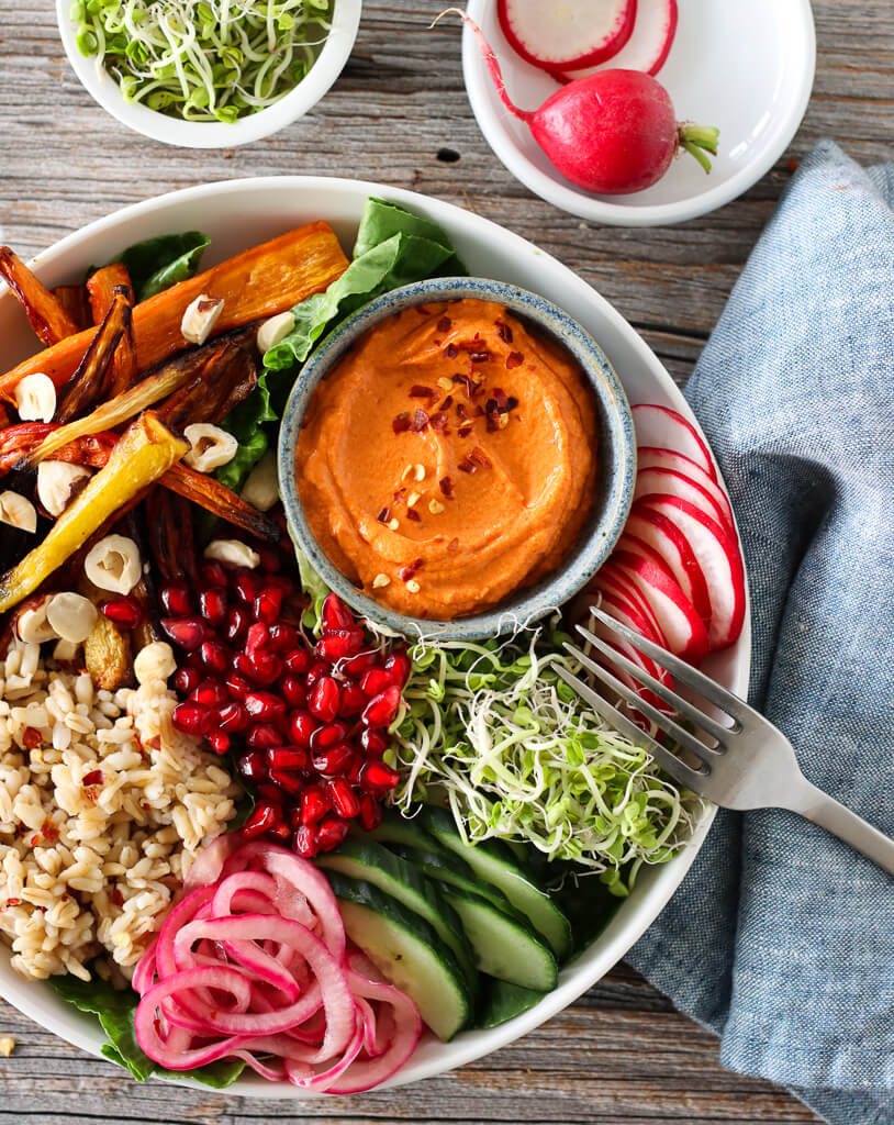 Buddha bowl med honningbakte gulrøtter og paprikadip