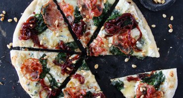 Image: HVIT PIZZA MED SALAMI, SPINAT OG KARAMELLISERT RØDLØK