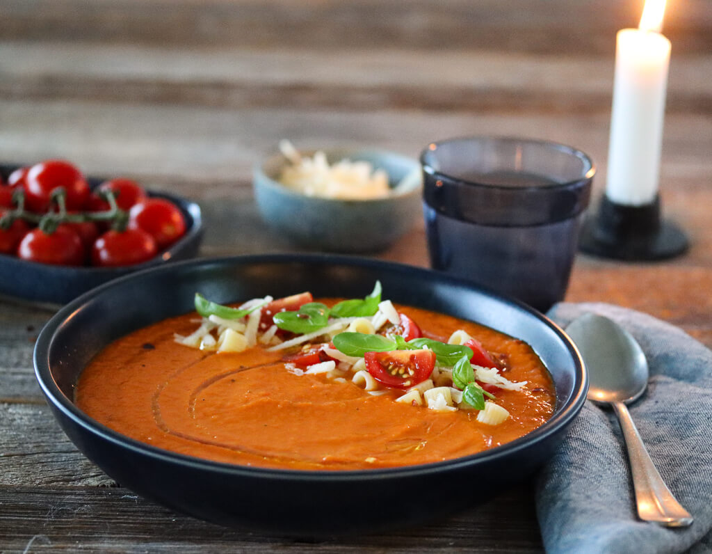 Tomatsuppe med pasta og parmesan