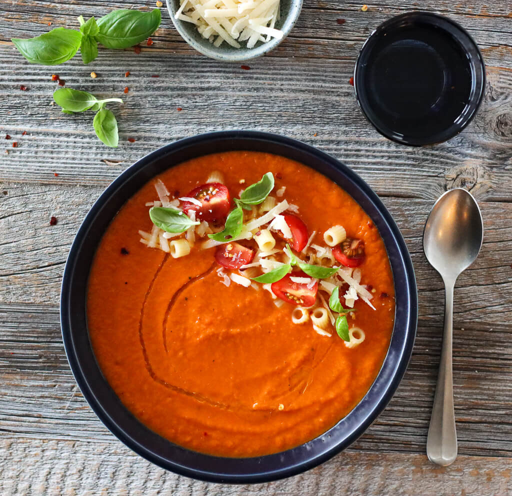 Tomatsuppe med pasta og parmesan