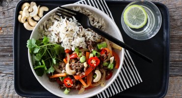 Image: WOK MED KJØTTDEIG OG FARGERIKE GRØNNSAKER