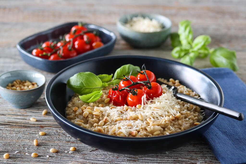 Havreotto med tomater, parmesan og pinjekjerner