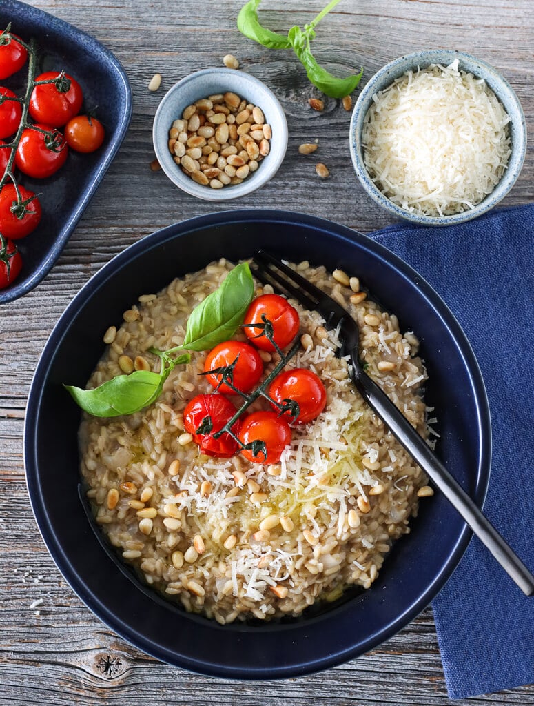 Havreotto med tomater, parmesan og pinjekjerner