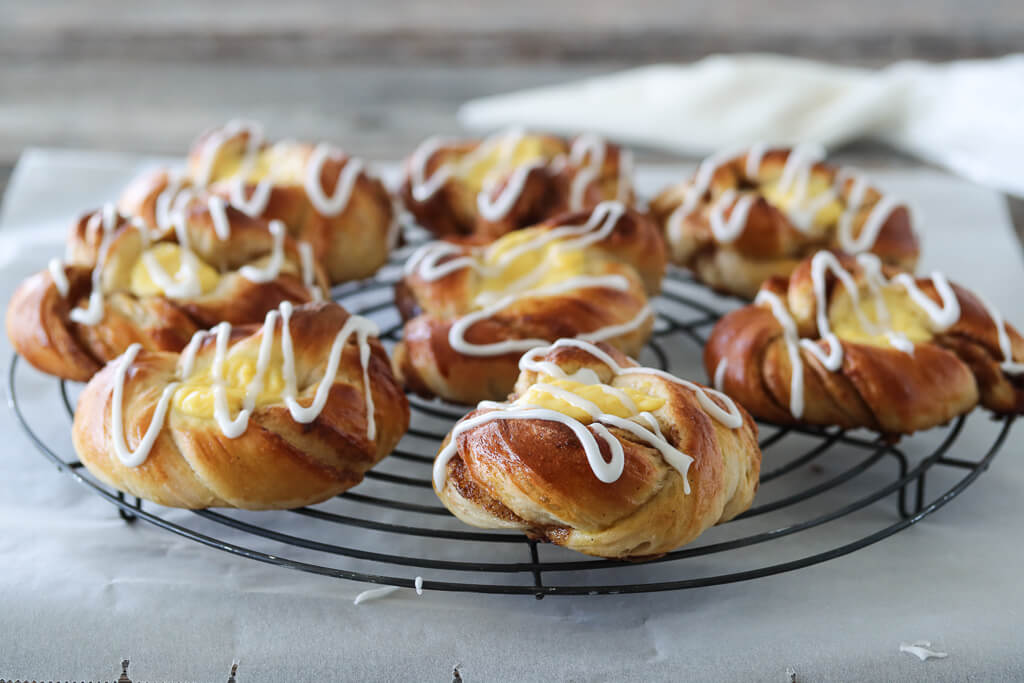 Kanelknuter med vaniljekrem